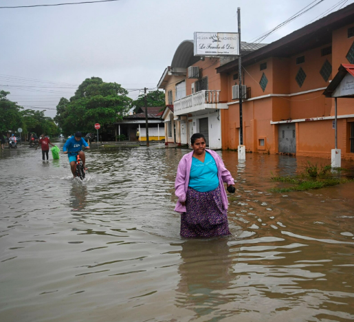 فيضان نهر جرف منازل ويؤدي إلى وفاة ستة أشخاص واختفاء 13 آخرين في غواتيمالا
